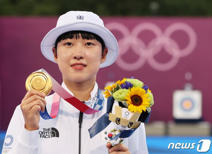 양궁 안산이 30일 일본 도쿄 유메노시마 공원 양궁장에서 열린 '2020 도쿄올림픽' 여자 개인전 시상식을 마치고 금메달을 목에 걸고 포즈를 취하고 있다. 2021.7.30/뉴스1 ⓒ News1 송원영 기자