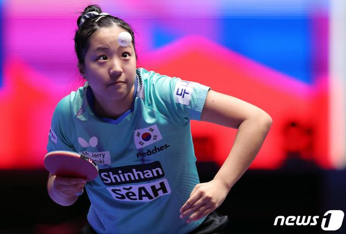 신유빈이 21일 오후 부산 해운대구 벡스코에서 열린 'BNK부산은행 2024 부산세계탁구선수권대회' 여자단체전 16강 대한민국과 브라질의 경기에서 서브를 넣고 있다. 브라질 상대 세트스코어 3대1로 승리한 여자대표팀은 8강 진출팀에게 주어지는 2024 파리 올림픽 단체전 출전권을 획득했다. 2024.2.21/뉴스1 ⓒ News1 이동해 기자