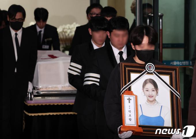 [사진] 故 박보람 발인, 영정사진 속 밝은 미소