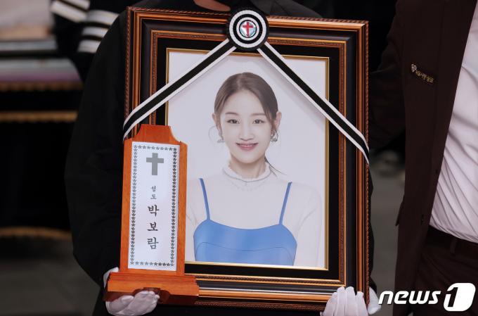 [사진] 故 박보람 발인, 영정사진 속 밝은 미소