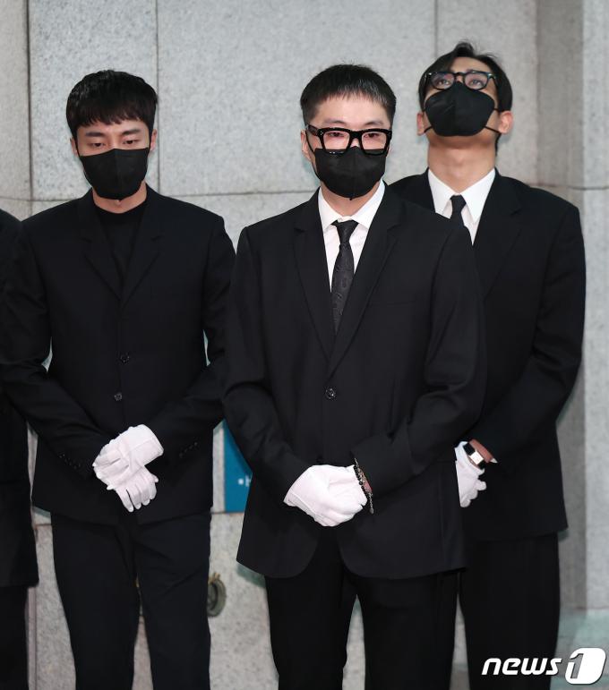 [사진] 고인 애도하는 로이킴·강승윤·박재정