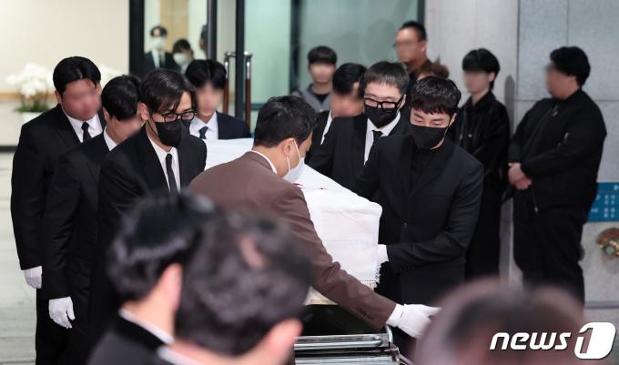 [사진] 故 박보람 운구하는 박재정·강승윤·로이킴