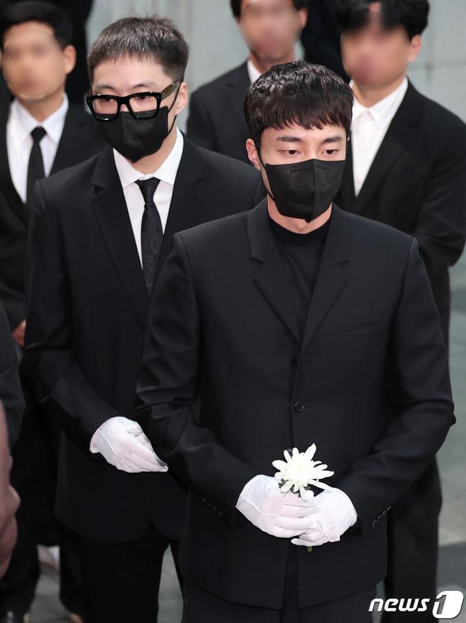 [사진] 국화꽃 든 강승윤·로이킴