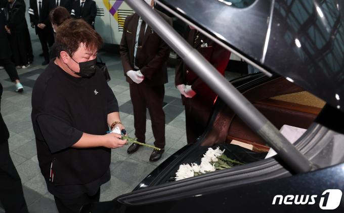 [사진] 헌화하는 허각