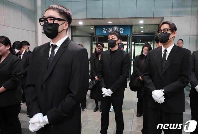 [사진] 故 박보람 애도하는 강승윤·로이킴·박재정