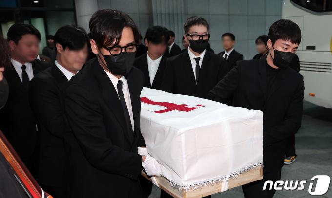 [사진] 故 박보람 운구하는 박재정·강승윤·로이킴