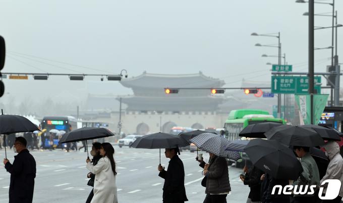 서울 광화문 네거리에서 우산 쓴 시민들이 발걸음을 옮기고 있다. 2024.3.29/뉴스1 ⓒ News1 김진환 기자