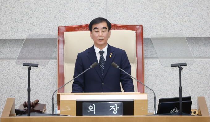 염종현 경기도의회 의장이 16일 경기도의회 임시회에서 인사말을 하고 있다. / 사진제공=경기도의회