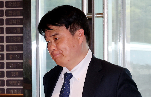 의료계의 입장이 안하무인하다고 비판한 시민단체 경제정의실천시민연합의 주장에 대해 임현택 대한의사협회 차기 회장 당선인이 몰상식하다고 반박했다. 임 당선인이 지난 14일 서울 용산구 대한의사협회 대회의실에서 열린 의대정원 증원 저지를 위한 비상대책위원회 제8차 회의에 참석하기 위해 회의장으로 향하고 있다. /사진=뉴스1
