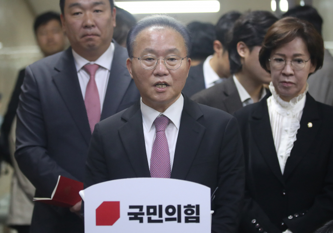 윤재옥 국민의힘 원내대표가 17일 상임고문단 간담회를 열고 당 수습 방안을 논의할 계획이다. 사진은 윤 원내대표가 지난 16일 서울 여의도 국회에서 열린 제22대 국회 국민의힘·국민의미래 당선자총회를 마치고 취재진의 질문에 답하는 모습. /사진=뉴스1