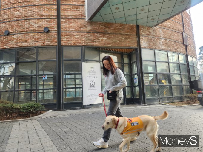 조희정 씨는 단순히 호기심 만으로 안내견을 키우는 일은 어렵다고 강조했다./사진=머니S 전민준 기자
