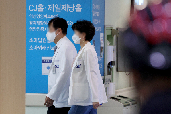 의과대학 증원 문제를 둘러싼 의정 갈등이 두 달 넘게 이어지면서 서울대학교 의과대학과 서울대학교 병원 소속 교수들 중 상당수가 일주일에 52시간 넘게 근무를 서고 우울증이 의심된다는 설문조사 결과가 나왔다. 지난 16일 오후 서울 종로구 서울대병원 어린이병원에서 교수 등 의료진이 '서울대의대-병원 비상대책위원회 전체총회'에 참석하고 있다. /사진=뉴스1
