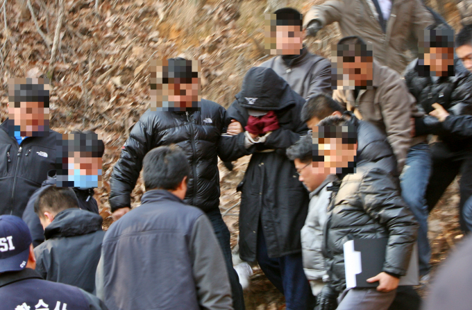 강호순은 2005년 10월부터 2008년 12월까지 범행을 저질렀다. 사진은 지난 2009년 2월1일 현장검증에 나선 강호순이 경기 화성 비봉면 야산에서 암매장 장면을 재연하는 모습. /사진=머니투데이