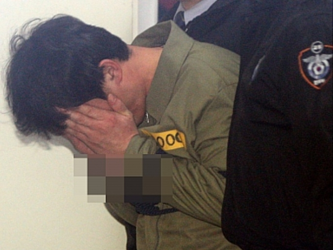강호순은 지난 2009년 4월22일 열린 선고 공판에서 사형을 선고받았다. 사진은 지난 2009년 3월6일 경기 안산 수원지방법원 안산지원에서 수의를 입고 얼굴을 가린 강호순이 법정으로 향하는 모습. /사진=뉴시스