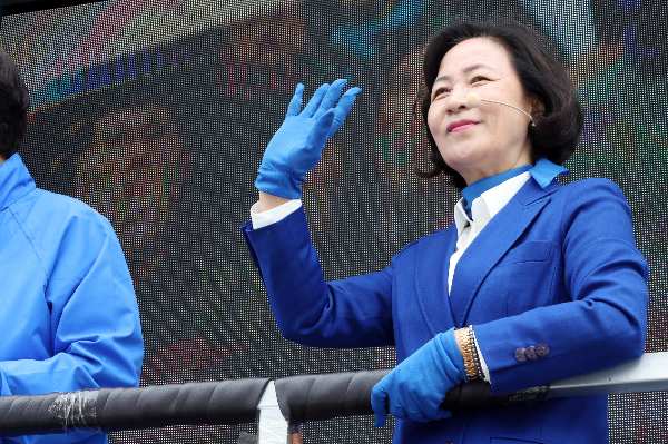 추미애 전 법무부 장관이 차기 국회의장에 대한 관심을 표했다. 사진은 지난 11일 오전 경기 하남시 감이동 인근에서 유세차에 올라 당선 인사를 하는 추 전 장관. /사진= 뉴스1 