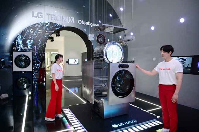 17일부터 3일간 서울 코엑스에서 열리는 월드IT쇼 2024에서 LG전자 모델들이 세탁부터 건조까지 한 번에 끝내는 'LG 시그니처 세탁건조기'의 ‘AI DD모터’와 ‘인버터 히트펌프’ 등 핵심 부품을 살펴보고 있다. / 사진=LG전자 