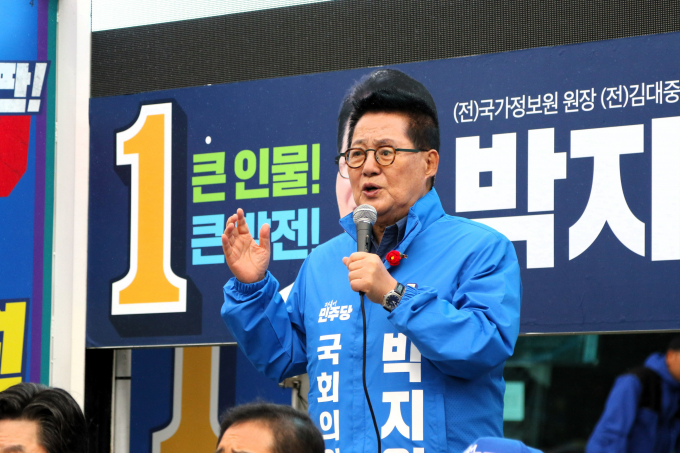 박지원 더불어민주당 당선인(전남 해남·완도·진도군)이 17일 윤석열 정부가 박영선 전 중소벤처기업부 장관·양정철 전 민주연구원장·김종민 새로운미래 공동대표 등 야권 인사들을 기용할 것이란 언론 보도에 대해 "아직 정신 못 차린 것"이라며 날선 비판의 메시지를 보냈다. 사진은 박 당선인이 지난달 28일 해남 버스터미널앞에서 유권자들에게 지지를 호소하는 모습. /사진=뉴스1(박지원 선거사무실 제공)