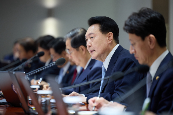 총선 이후 처음으로 의료 개혁 관련 입장을 밝힌 윤석열 대통령의 발언에 기존과 같은 기조가 반복되고 있다며 의료계가 답답함을 토로했다. 윤 대통령이 지난 16일 서울 용산 대통령실 청사에서 열린 국무회의를 주재하고 있다. /사진=뉴시스