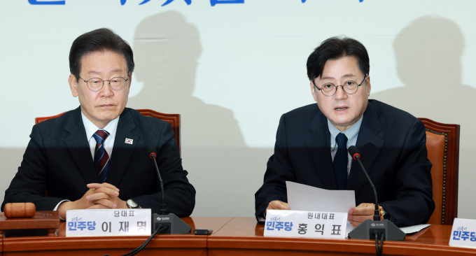 홍익표 더불어민주당 원내대표가 지난 16일 윤석열 대통령의 총선 참패 메시지를 개탄스럽다며 비판했다. 사진은 홍 원내대표(오른쪽)가 17일 서울 여의도 국회에서 열린 최고위원회의에서 발언하는 모습. /사진=뉴시스