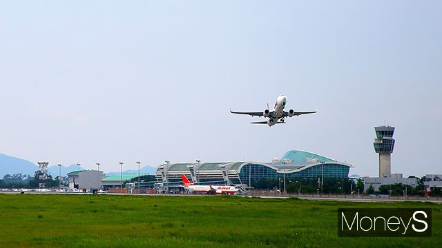 지난 1분기  무안국제공항의 이용객은 전년대비 급증하며 면세 초과 물품 자진신고건수도 증가한 것으로 나타났다. 무안국제공항 전경/사진=머니S DB.