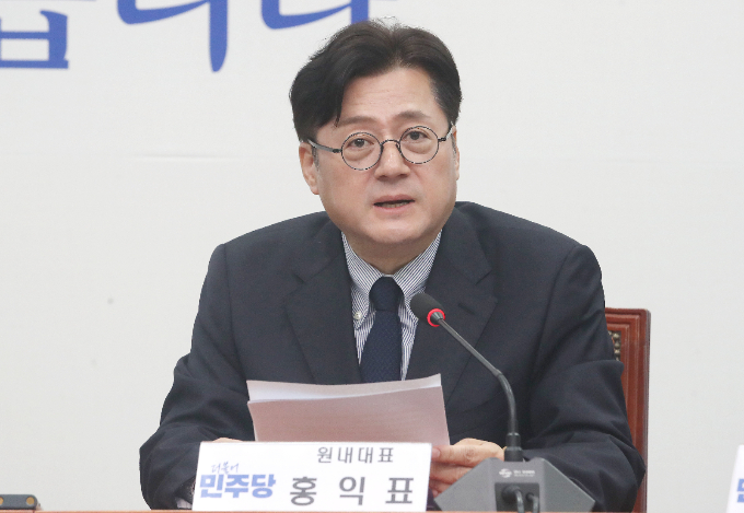 홍익표 더불어민주당 원내대표가 17일 오전 MBC 라디오 '김종배의 시선집중'에서 제22대 국회 상임위원장 배분에 대해 과반수 이상의 의석수를 차지한 민주당이 차지해야 한다고 주장했다. 사진은 이날 오전 최고위원회의에 참석한 홍 원내대표. /사진=뉴스1