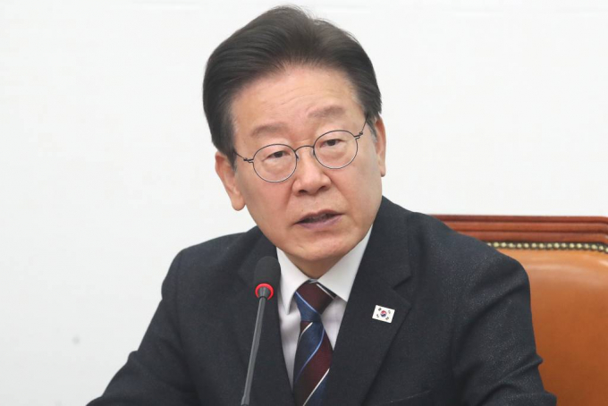 더부러민주당이 다음달 3일 새 원내대표 선거를 치를 전망이다. 사진은 17일 오전 서울 여의도 국회에서 열린 최고위원회의에서 발언을 하고 있는 이재명 대표. /사진= 뉴스1 