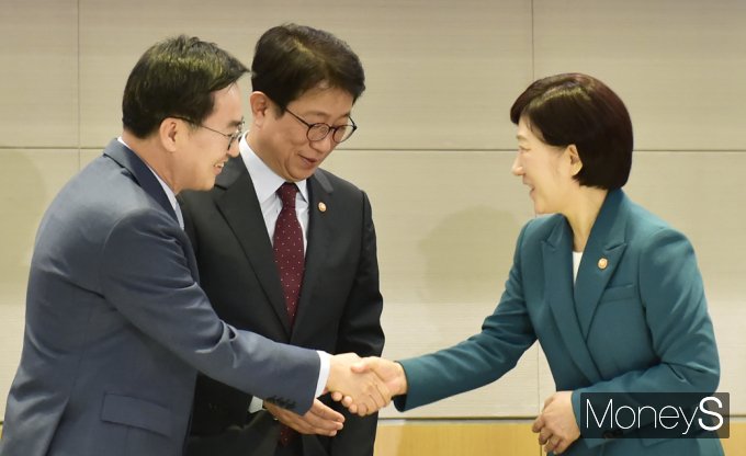 ▲ 협약 체결후 악수 나누는 김동연 경기도지사(왼쪽부터), 박상우 국토교통부 장관, 한화진 환경부 장관