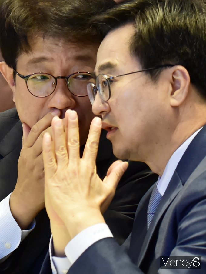 [머니S포토] 용인 국가산단 상생 체결, 귀엣말 나누는 박상우-김동연