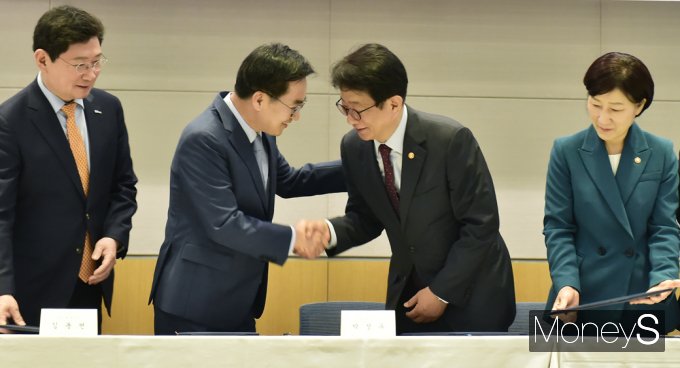 [머니S포토] 용인 국가산단 상생 체결, 귀엣말 나누는 박상우-김동연