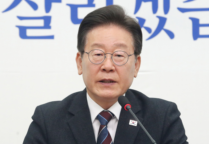 더불어민주당 내에 이재명 민주당 대표의 '당대표 연임론'을 두고 계속 이 대표가 해야한다는 지지와 방탕 정당이냐는 비판이 대립하고 있다. 사진은 이 대표가 17일 서울 여의도 국회에서 열린 최고위원회의에서 발언하는 모습. /사진=뉴스1