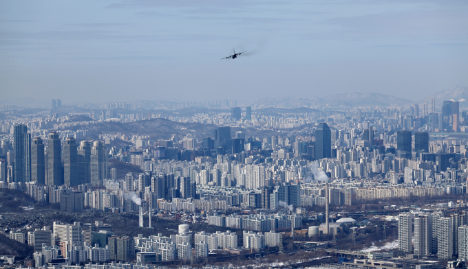 오는 18일 전국이 맑은 가운데 낮 기온이 27도까지 오를 전망이다. 사진은 지난 2월23일 경기 광주시 남한산성에서 바라본 서울이 탁 트인 모습을 보이고 있는 모습. /사진=뉴시스