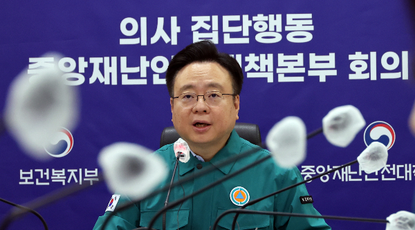정부가 비상진료 신규인력으로 상급종합병원과 공공의료기관에서 추가로 채용한 의사와 간호사들에 대해 인건비를 지원하기로 했다. 조규홍 보건복지부 장관이 지난 15일 세종시 정부세종청사에서 열린 의사 집단행동 중앙재난안전대책본부 회의에서 발언하고 있다. /사진=뉴시스