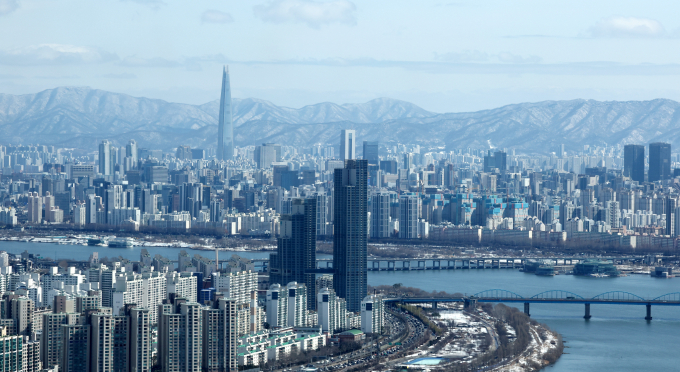 18일 전국이 대체로 맑은 가운데 낮 기온이 27도까지 오를 전망이다. 사진은 지난 2월23일 오후 서울 63스퀘어 전망대에서 바라본 도심이 탁트인 모습. /사진=뉴스1