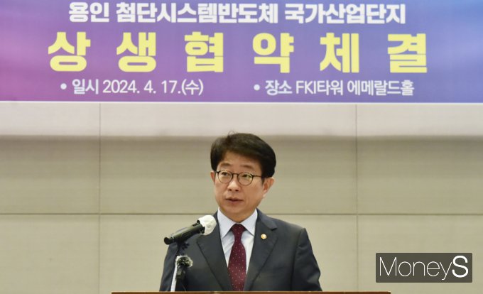 박상우 국토부 장관이 17일 서울 영등포구 FKI타워에서 열린 '용인 첨단시스템반도체 클러스터 국가산업단지' 성공적 조성을 위한 상생협력 협약식에 참석해 정비사업 규제 완화에 대해 입을 열었다. /사진=임한별 기자