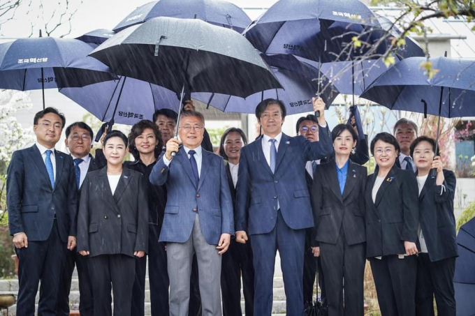 조국혁신당을 중심으로 한 범야권 공동교섭단체 논의가 본격화되고 있다. 사진은 조국 조국혁신당 대표(맨앞 오른쪽 네번째)와 당선인들이 지난 15일 경남 양산 평산마을에서 문재인 전 대통령(맨앞 왼쪽 세번째)을 예방하고 기념촬영을 하는 모습. /사진=뉴시스(조국혁신당 제공)