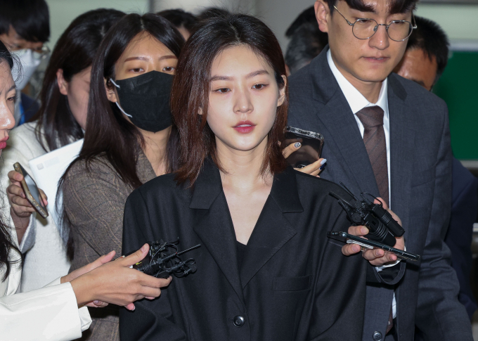 배우 김새론이 연극으로 복귀한다. 사진은 지난해 4월 서울 서초구 중앙지방법원에서 열린 1심 선고공판을 마친 뒤 법원을 나선 배우 김새론. /사진=머니투데이