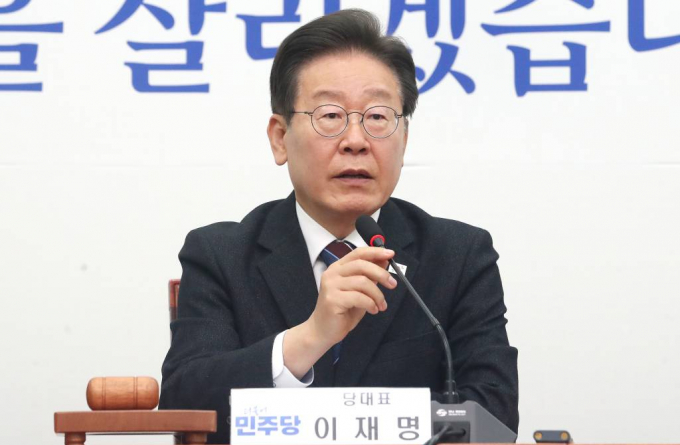 이재명 더불어민주당 대표가 당대표직을 연임해야 한다는 주장이 나오는 가운데 차기 대권 주자로서의 입지를 공고화하는 것이 아니냐는 관측이 나온다.  사진은 17일 오전 서울 여의도 국회에서 열린 최고위원회의에서 발언을 하고 있는 이재명 대표. /사진= 뉴스1