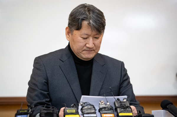 의료계와 정부 모두 강경하게 의과대학 증원에 대한 기존 입장을 고수하고 있는 가운데 전국의과대학 교수협의회가 성명을 내 '의대 증원 원점 재논의'의 필요성을 설명했다. 김창수 전의교협 회장이 지난달 25일 서울 서대문구 신촌 세브란스병원에서 열린 의대정원 증원에 대한 입장 발표 기자회견에서 굳은 표정으로 입장문을 바라보고 있다. /사진=뉴스1