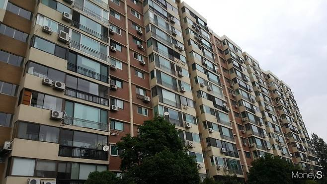 서울시가 압구정·여의도·목동·성수 등에 대한 토지거래허가구역을 1년 더 연장키로 결정했다. 사진은 서울 강남구 압구정 현대아파트. /사진=김창성 기자