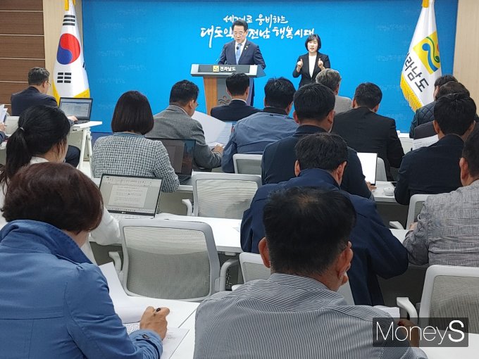 김영록 전남도지사가 17일 전남국립의대설립 공모와 관련해 '도민께 드리는 호소문'을 발표하고 있다./홍기철기