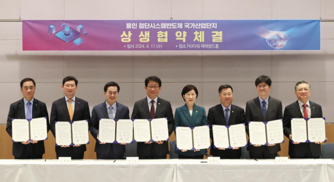 김동연 경기도지사(왼쪽 세번째)가 17일 오전 여의도 FKI 타워에서 열린 용인 첨단시스템반도체 클러스터 국가산단 8개 기관 상생협약식에서 정장선 평택시장, 이상일 용인특례시장, 박상우 국토교통부 장관, 한화진 환경부 장관, 강경성 산업통상자원부 제1차관, 남석우 삼성전자 DS부문 제조&기술담당 사장, 이한준 한국토지주택공사 사장 등 8개 협약기관 대표자와 함께 기념촬영을 하고 있다. / 사진제공=경기도