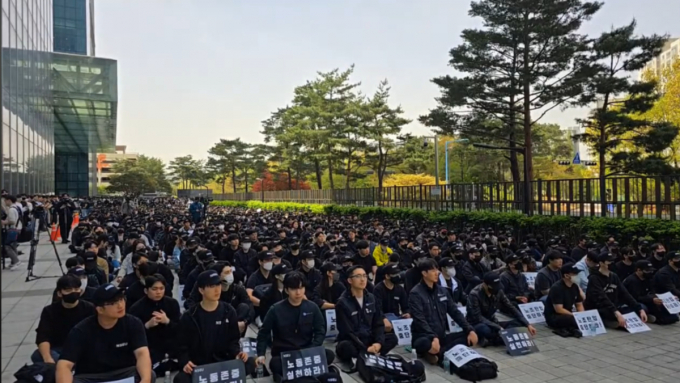 전국삼성전자노동조합(전삼노)이 17일 삼성전자 화성 사업장 부품연구동(DSR) 앞에서 단체 행동을 진행했다. 사진은 전삼노의 단체 행동 모습. /사진=전삼노 유튜브