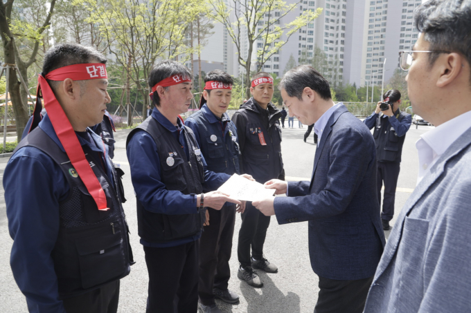 HD현대 조선3사 노조 대표들이 17일 경기도 성남시 HD현대 글로벌R&D센터 앞에서 HD현대 관계자에게 올해 임단협 공동요구안을 전달하고 있다. /사진=금속노조
