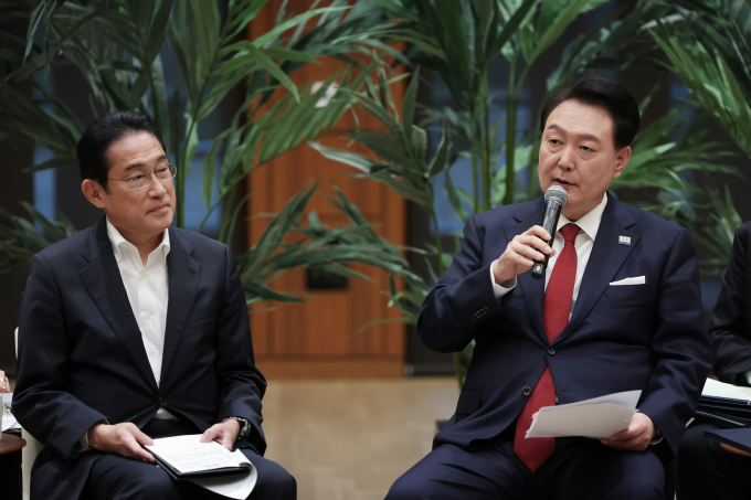 기시다 후미오 일본 총리가 17일 밤 윤석열 대통령과 전화 회담을 할 계획이다. 사진은 아시아태평양경제협력체(APEC) 정상회의 참석차 미국을 방문 중인 윤 대통령(오른쪽)과 기시다 총리가 지난해 11월17일(현지시각) 캘리포니아주 스탠퍼드대학교 후버연구소에서 열린 한·일 스타트업 간담회에서 참석자들과 기념촬영하는 모습. /사진=뉴시스(공동취재)