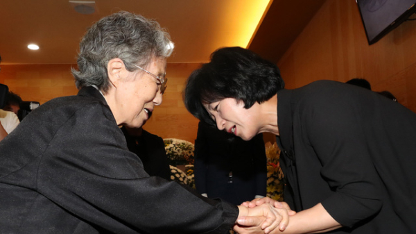 전두환 정권을 무너뜨린 도화선이 된 고 박종철 열사 어머니 정차순씨가 17일 별세했다. 사진은 지난 2018년 7월28일 부산 부산진구 시민장례식장에 마련된 고 박정기씨의 빈소에서 추미애 당시 법무부 장관과 인사하는 고인의 모습. /사진=뉴시스