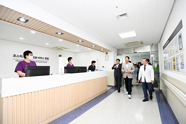 김장호 구미시장 등이 강동병원 '입원형 호스피스 병동'을 둘러보고 있다./사진제공=경북 구미시