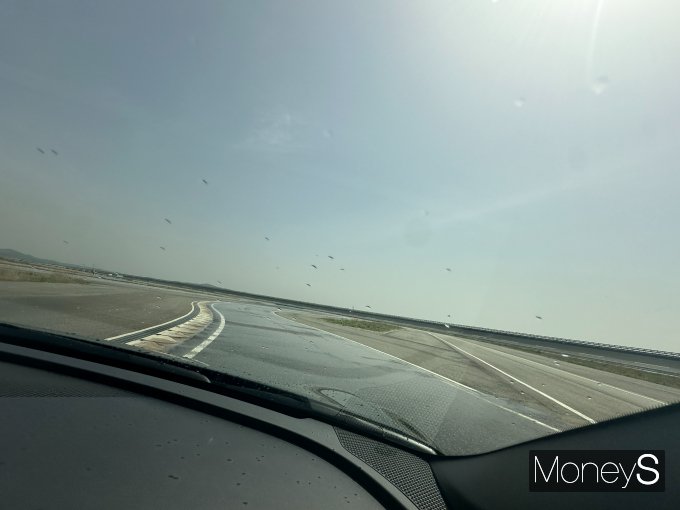 젖은 노면 제동하는 모습/사진=장동규 기자