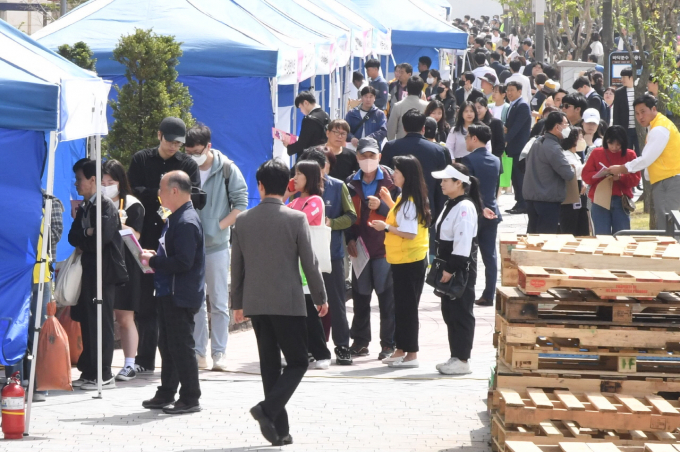 시흥시가 단독으로 주최한 '역대 최대 채용박람회'가 17일 오후 2시 대야삼2 어린이공원 광장에서 열렸다. / 사진제공=시흥시