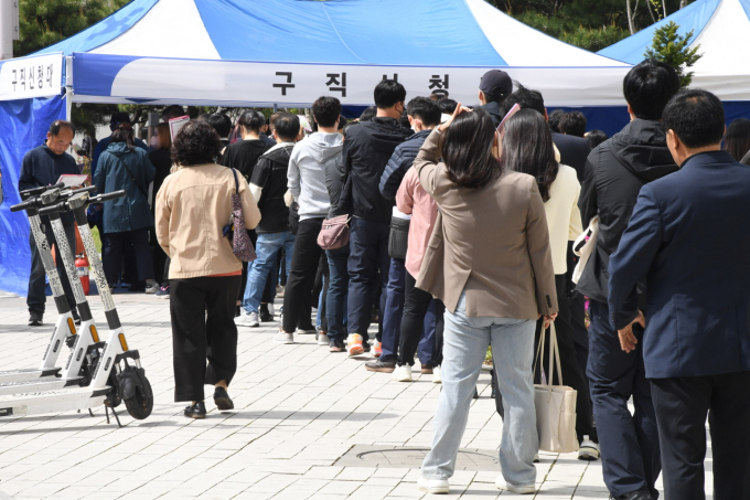 시흥시가 단독으로 주최한 '역대 최대 채용박람회'가 17일 오후 2시 대야삼2 어린이공원 광장에서 열렸다. / 사진제공=시흥시