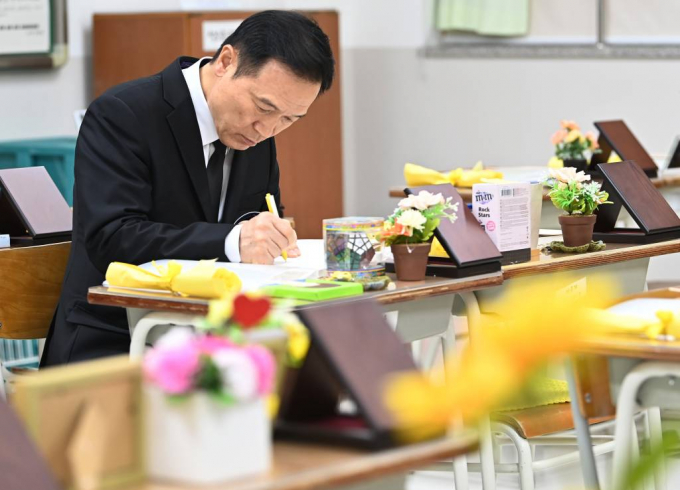 임태희 경기도교육감이 세월호 10주기 행사에 불참한 것을 두고 더불어민주당 의원들이 깊은 유감을 표했다. 사진은 세월호 참사 10주기를 하루 앞둔 지난 15일 경기 안산시 4.16 민주시민교육원에 마련된 단원고 4.16 기억교실을 찾아 추모글을 남기고 있는 임 교육감. /사진= 뉴시스 